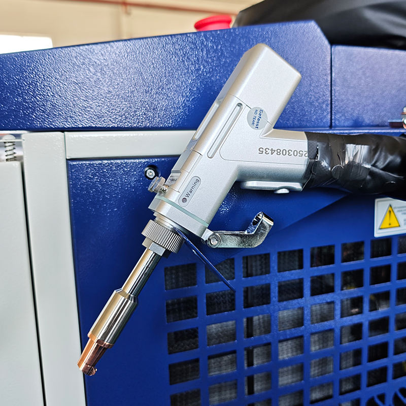 精密1500W 2000W 3000W自動ワイヤ送給装置付き - Industrial Laser Repair のレビューと価格